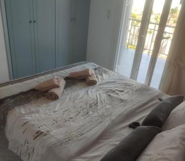 Kokinos Pirgos House | Explore Bee Life Apartments: Family-Friendly Retreat