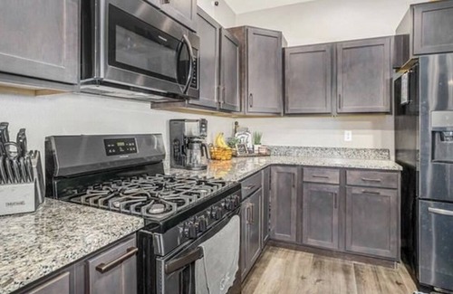 Pueblo West House | Bright & Inviting 3 Bedroom Retreat with Lake Views