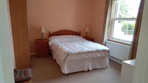 Youghal House | Tranquil Beech Cottage: Family-Friendly Escape with High Ratings