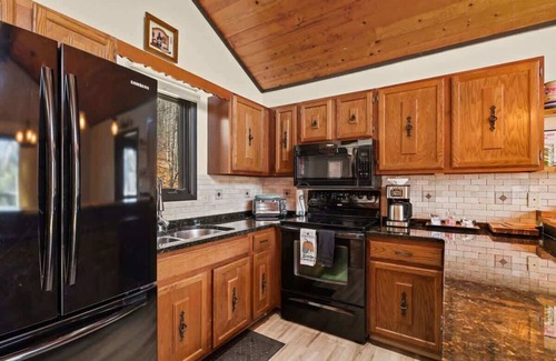Beech Mountain Cabin | Relax at BEECHtop Tubbin': Hot Tub & Adventure Awaits