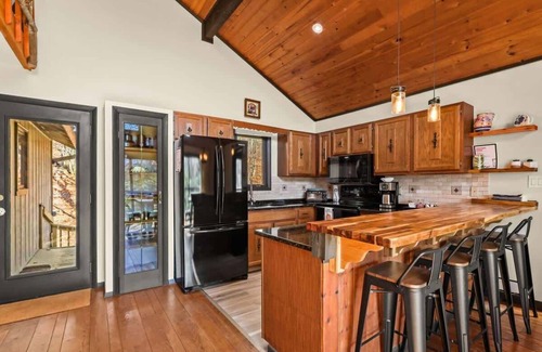 Beech Mountain Cabin | Relax at BEECHtop Tubbin': Hot Tub & Adventure Awaits