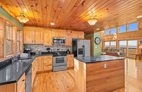 Beech Mountain House | Beech Mountain Breeze - views, pet friendly, hot tub, sleeps 14