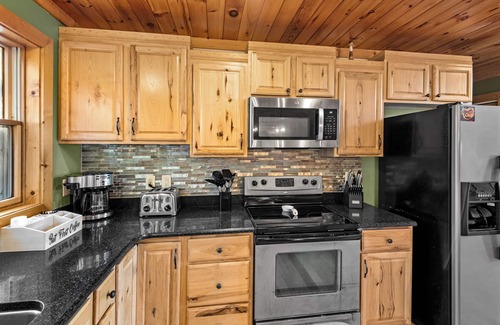 Beech Mountain House | Beech Mountain Breeze - views, pet friendly, hot tub, sleeps 14