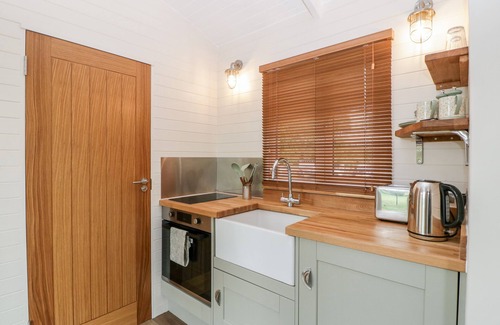 Kemble Cottage | Pet-Friendly BEECH in Kemble: Guest Rated 10/10