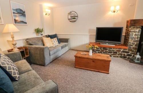 South Molton House | Beechcroft Cottage: Pet-Friendly Retreat with Pool Access