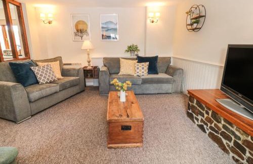South Molton House | Beechcroft Cottage: Pet-Friendly Retreat with Pool Access