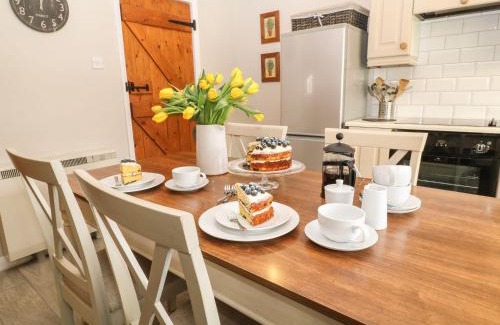 South Molton House | Beechcroft Cottage: Pet-Friendly Retreat with Pool Access
