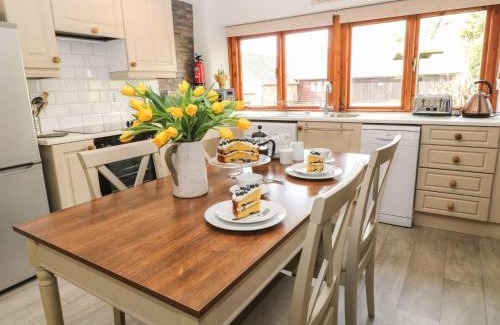 South Molton House | Beechcroft Cottage: Pet-Friendly Retreat with Pool Access