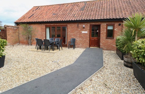 Wood Norton Cottage | Discover Beechwood: Family-Friendly Retreat in Wood Norton