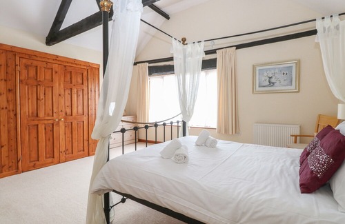Wood Norton Cottage | Discover Beechwood: Family-Friendly Retreat in Wood Norton