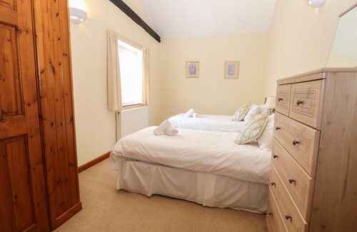 Wood Norton Cottage | Discover Beechwood: Family-Friendly Retreat in Wood Norton