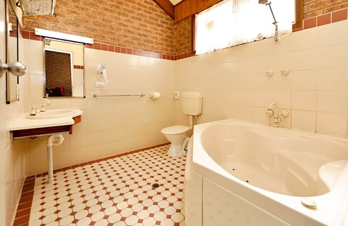 Beechworth Hotel | Relax at Beechworth Carriage Motor Inn with Pool & Spa
