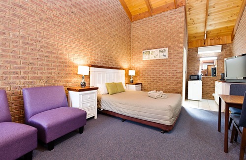 Beechworth Hotel | Relax at Beechworth Carriage Motor Inn with Pool & Spa