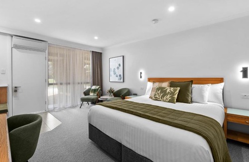 Beechworth Hotel | Cozy Beechworth Motor Inn with Pool and Ocean Views