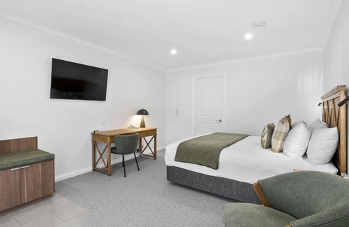 Beechworth Hotel | Cozy Beechworth Motor Inn with Pool and Ocean Views