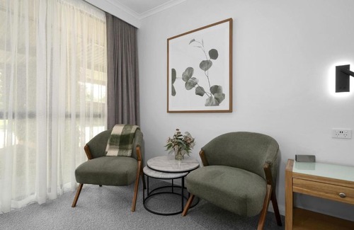 Beechworth Hotel | Cozy Beechworth Motor Inn with Pool and Ocean Views