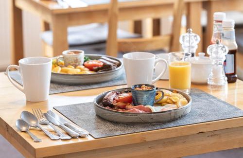 Roundham Bed & Breakfast | Discover Beecroft Lodge: 4-Star Retreat with Dining Options