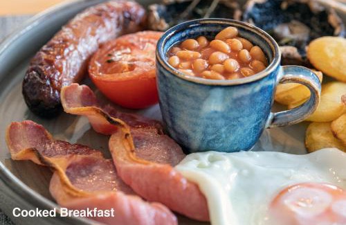 Roundham Bed & Breakfast | Discover Beecroft Lodge: 4-Star Retreat with Dining Options