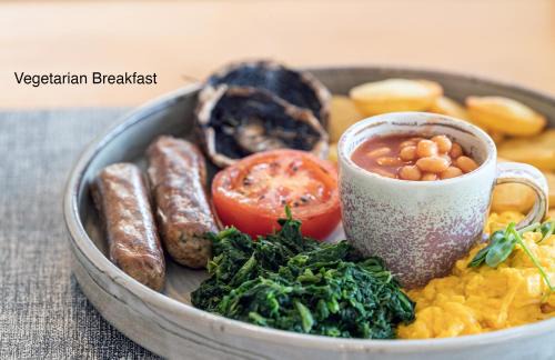 Roundham Bed & Breakfast | Discover Beecroft Lodge: 4-Star Retreat with Dining Options