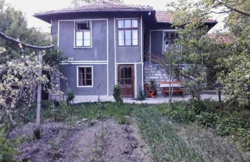 Letnitsa House | BeeFree: 4-Star Haven with Pet-Friendly Amenities
