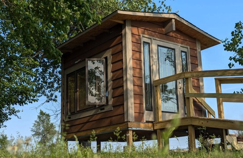 Rodney Cabin | Beehive air therapy cabin with 2 bee beds for a unique, multi-sensory experience