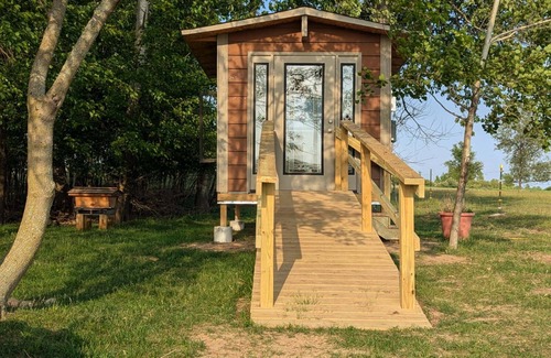 Rodney Cabin | Beehive air therapy cabin with 2 bee beds for a unique, multi-sensory experience