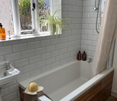Beccles House | Beehive Cottage: Pet & Child Friendly with High Guest Ratings