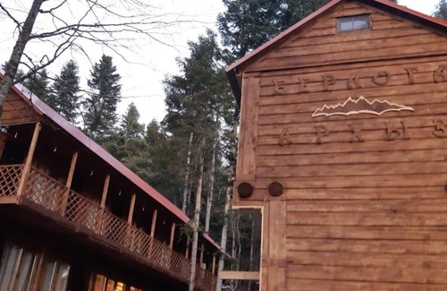 Arkhyz House | Budget-Friendly BeerLoga with Hot Tub and Kitchen Amenities