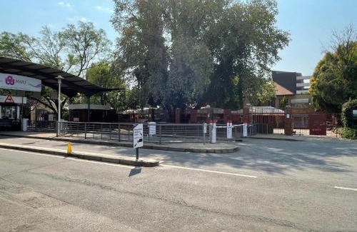 Potchefstroom Apartment | Family-Friendly Beesdam Guesthouse with 9/10 Review Score