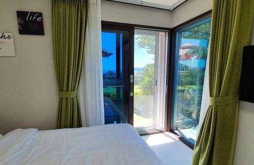 Songsan-dong House | Beewool Chaewool: Eco-Friendly Retreat with Pool & Dining