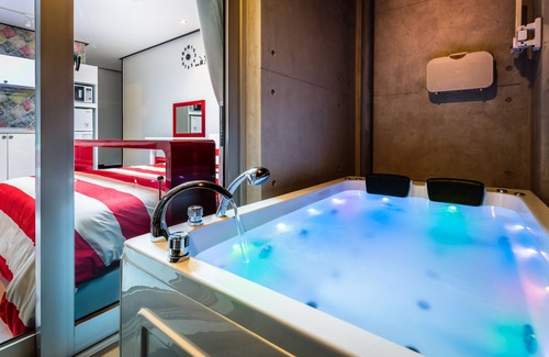 Songsan-dong House | Beewool Chaewool: Eco-Friendly Retreat with Pool & Dining