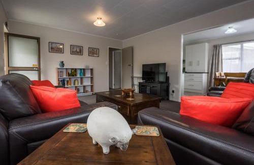 Rotorua House | Beez Kneez: Family-Friendly Retreat with Hot Tub & Breakfast