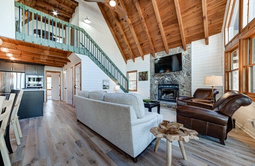 Dahlonega Cabin | Pet-Friendly Before The Bend River Cabin with Spa & Hot Tub