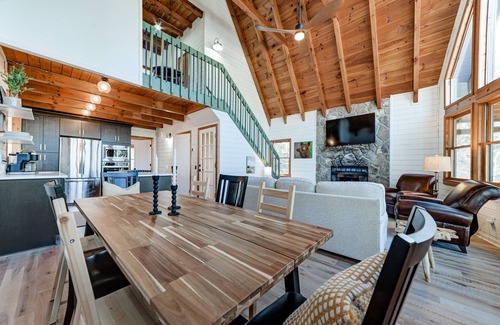 Dahlonega Cabin | Pet-Friendly Before The Bend River Cabin with Spa & Hot Tub