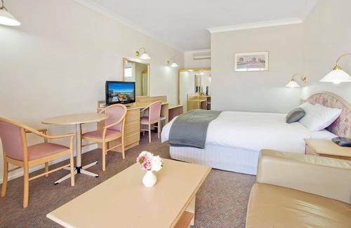 Bega Hotel | Comfortable Stay at Bega Village Motor Inn with Pool Access