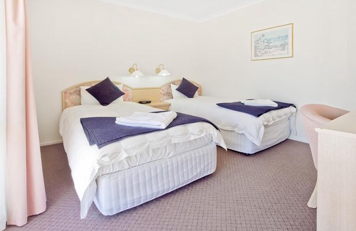 Bega Hotel | Comfortable Stay at Bega Village Motor Inn with Pool Access