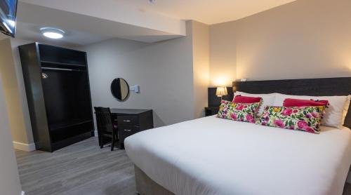 Listowel Bed & Breakfast | Elegant Behan's Horseshoe Bar & Restaurant - Family Friendly Stay
