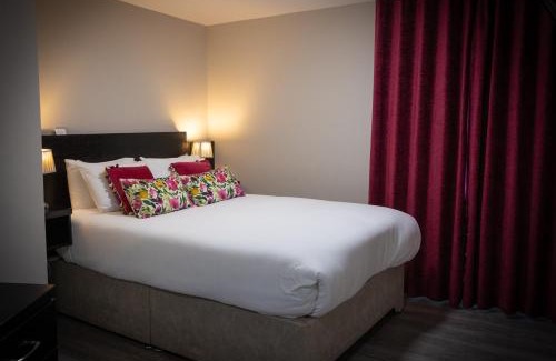 Listowel Bed & Breakfast | Elegant Behan's Horseshoe Bar & Restaurant - Family Friendly Stay