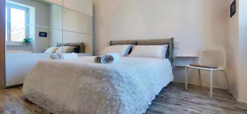 Borgo Dora Apartment | Discover Comfort: Behind Duomo Apartment with Parking