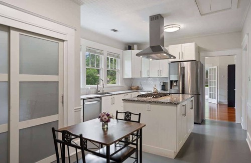 Georgetown House | Behrens Bungalow on Main St! Walk to the Square!