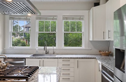 Georgetown House | Behrens Bungalow on Main St! Walk to the Square!