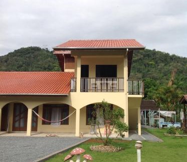 Pomerode Apartment | Book bei Mot: Family-Friendly with Pool and Breakfast