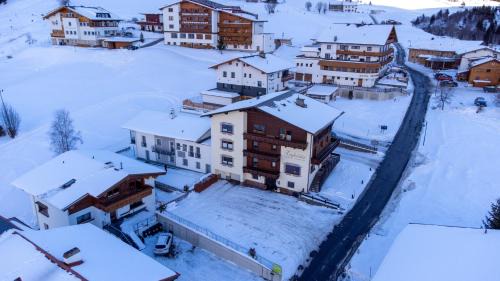 Galtur House | Discover Beim Kathrein: Family-Friendly Retreat with Dining