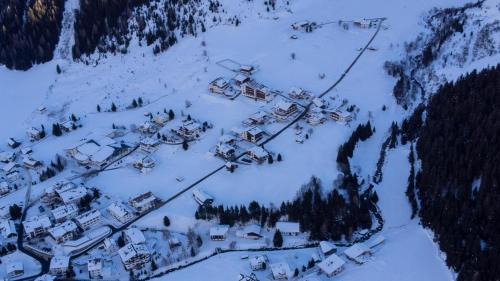 Galtur House | Discover Beim Kathrein: Family-Friendly Retreat with Dining