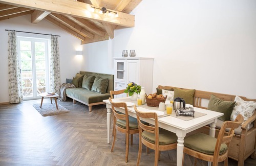 Truchlaching Apartment | Discover "Beim Plößl" Dorfblick: Family-Friendly Retreat