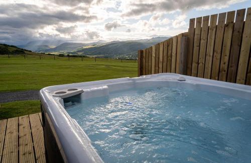 Aberfeldy House | Premier Beinn A Ghlo Glamping Pod with Hot Tub & Pets Welcome