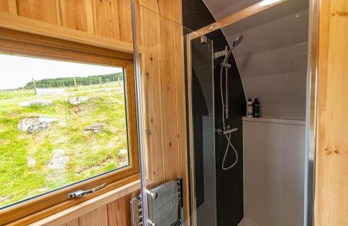 Aberfeldy House | Premier Beinn A Ghlo Glamping Pod with Hot Tub & Pets Welcome