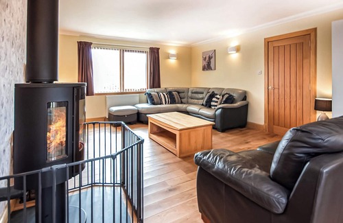 Conon Bridge Cottage | Beinn View House is a five bedroom house set in its own garden grounds.