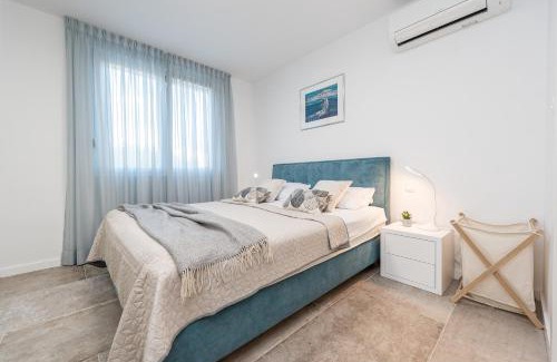 Mandre House | Bekina: Stylish Apartment with Rooftop Pool & Family-Friendly