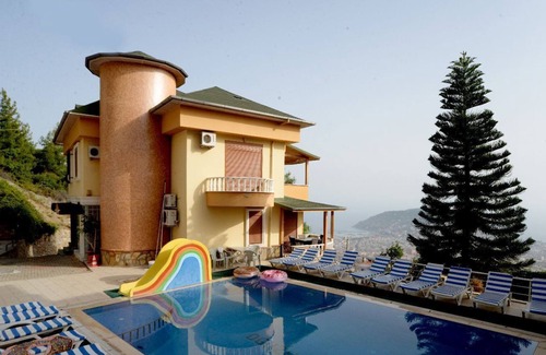 Alanya House | Enjoy a Serene Stay at Bektaş 3 Villa with Pool Access